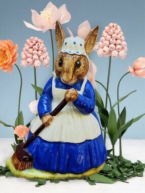 Royal Doulton Mrs. Bunnykins "Clean Sweep" Figurine D86 1972 Hand-Painted